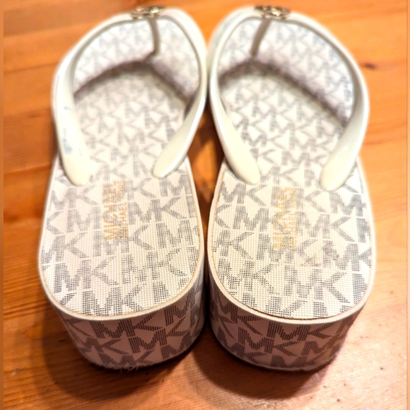 Michael Kors MK Bedford Platform Flip Flops - Grey Letters on White, Size 6M - Picture 3 of 7